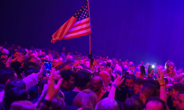 Kurti dhe VV e festuan fitoren mbrëmë, në fotografitë e tubimit edhe një flamur i Amerikës