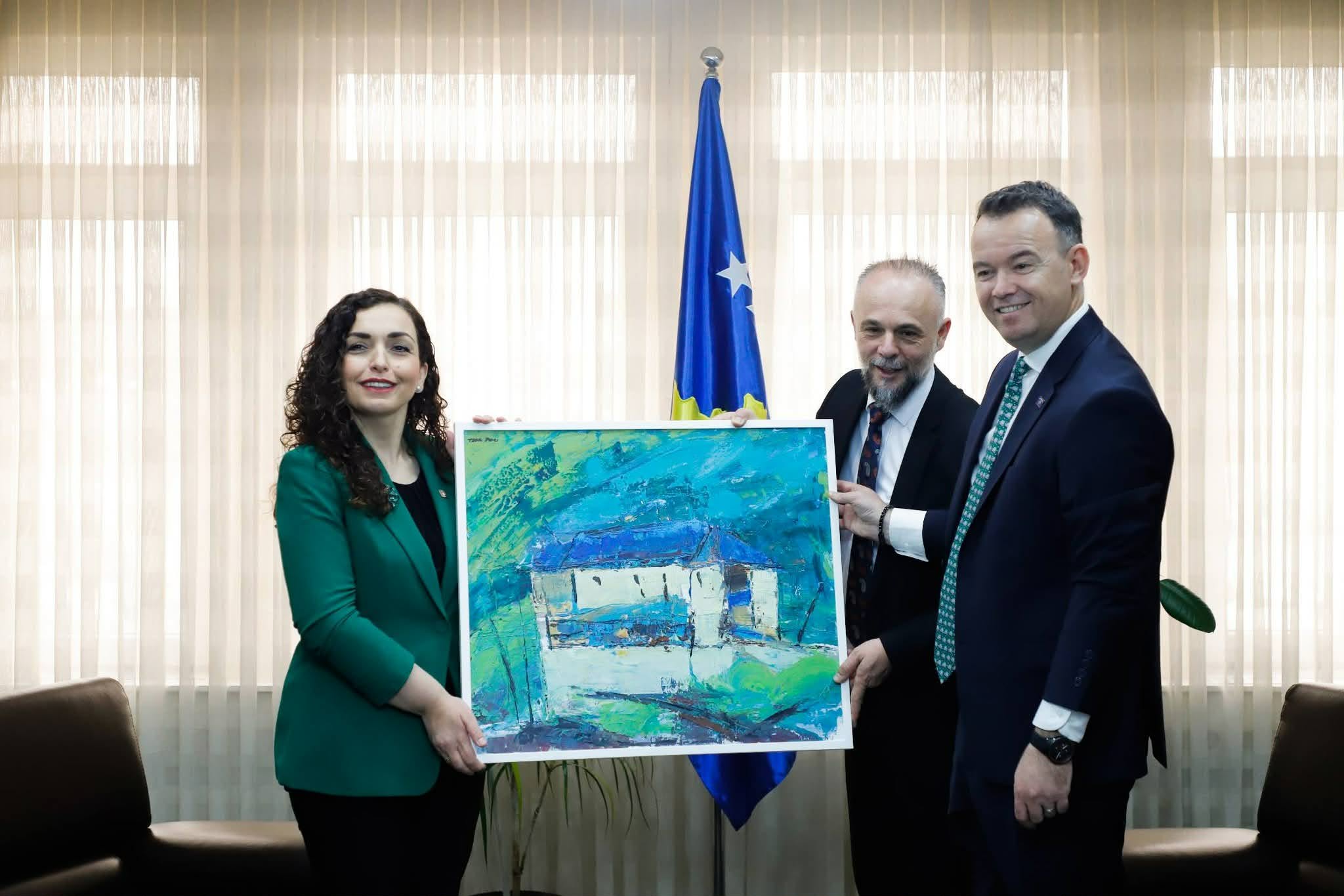 105-shi i VV-GUXO, Tafil Peci i dhuroi presidentes Osmani një pikturë të punuar nga ai