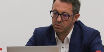 Burri i Albulena Haxhiut e shkel betimin: Nga zyrat e KQZ-së, Alban Krasniqi tregon si të votohet VV-ja