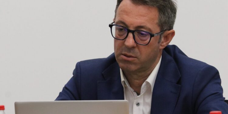 Burri i Albulena Haxhiut e shkel betimin: Nga zyrat e KQZ-së, Alban Krasniqi tregon si të votohet VV-ja