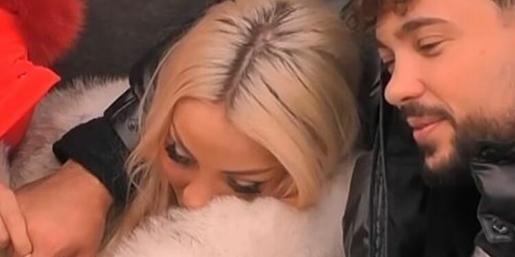 Toney e Benita nuk po i ndahen njëri-tjetrit, qëndrojnë me duar të kapura