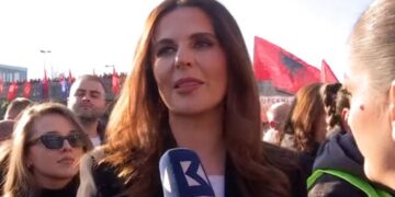 Vlora Çitaku në protestën për ish-krerët e UÇK-së: Jam këtu si shqiptare, jo si zyrtare politike