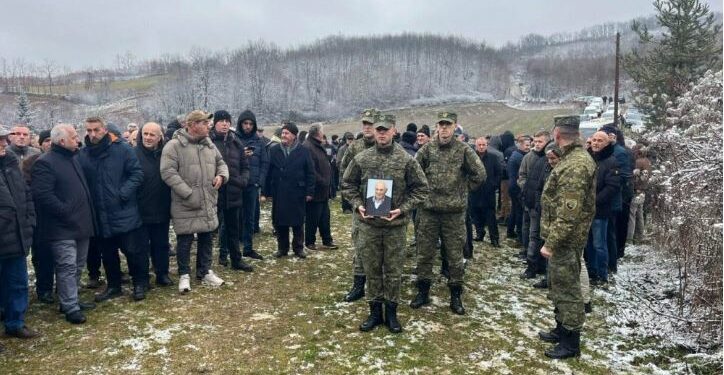 I jepet lamtumira e fundit babit të Calit, varroset pa praninë e djalit