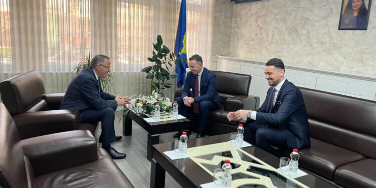 Bedri Hamza ia dorëzon detyrën Faton Pecit