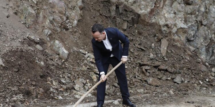 Peci kap kacinë në Selac, ndihmon punëtorët në hapjen e rrugës nga shembja e dheut