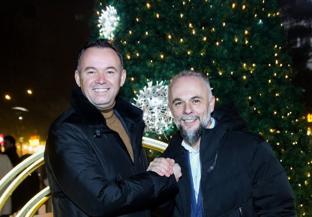 Faton Peci e Tafil Peci ndezin dritat dhe hapëm “Sheshin Festiv” në Mitrovicë