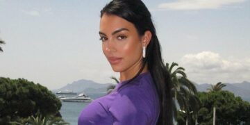 Georgina “çmend” rrjetin me pozat nga plazhi