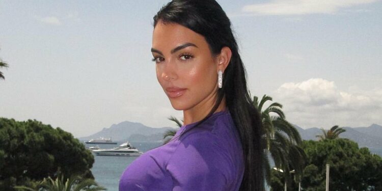 Georgina “çmend” rrjetin me pozat nga plazhi