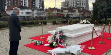 Ambasadori gjerman nderon Rugovën: Avokat i zgjidhjes së konflikteve pa dhunë