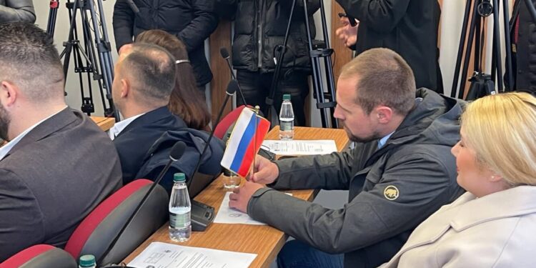 Asamblisti vendos flamurin serb para vetës teksa pritet betimi i kryetarit të Mitrovicës Veriore