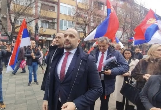 Qytetarët e Mitrovicës së Veriut e pritën kryetarin Radojeviç me flamuj serb