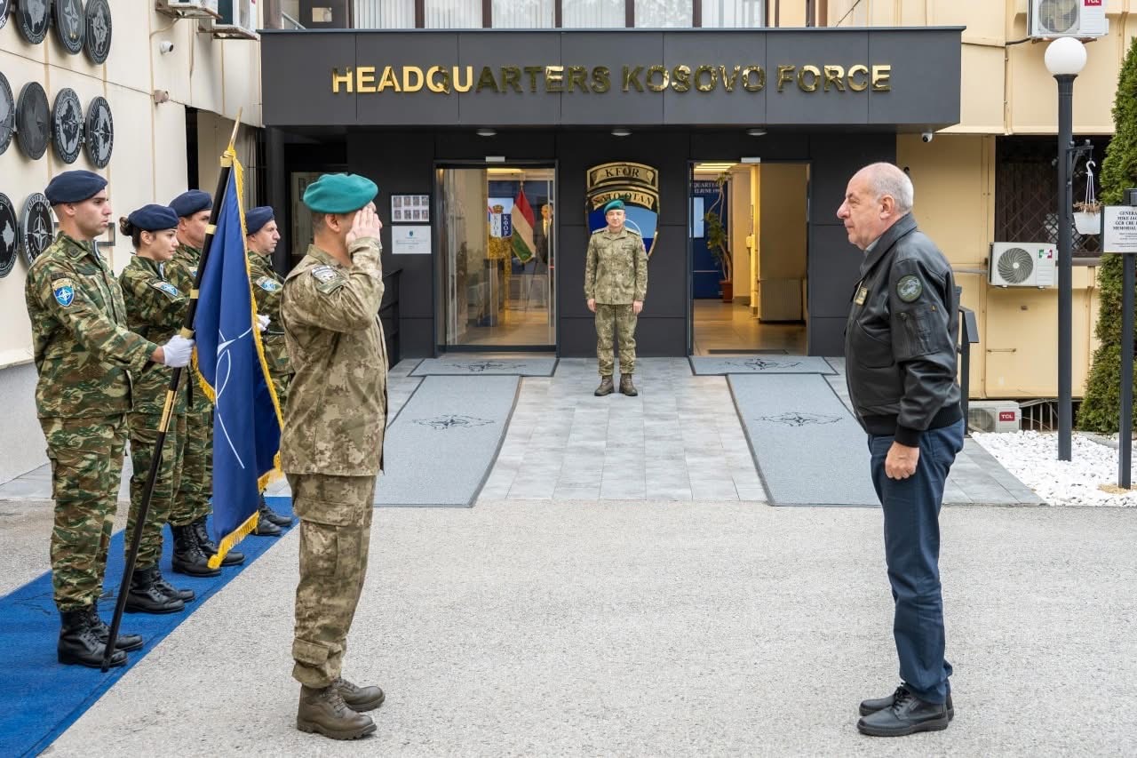 Presidenti i Hungarisë së pari takohet me komandantin e KFOR-it, merr një “përditësim mbi situatën e sigurisë në Kosovë”
