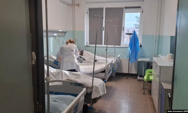 Radio Evropa e Lirë: Mosrespektimi i protokolleve në QKUK rrit infeksionet