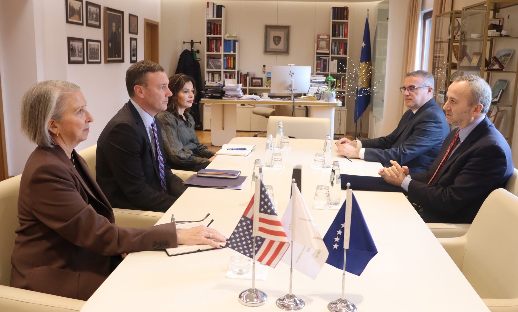 Zyrtari i DASH’it shkon edhe në Gjykatën Kushtetuese, flet me kryetarin për “vendimet me rëndësi”