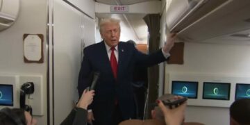 Skenë e çuditshme në aeroplanin presidencial: Trump u mbajti leksion gazetarëve dhe u “befasua” nga dera e tualetit