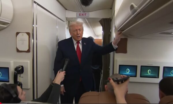 Skenë e çuditshme në aeroplanin presidencial: Trump u mbajti leksion gazetarëve dhe u “befasua” nga dera e tualetit