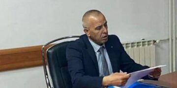 Izmir Zeqiri pas dorëzimit të detyrës në Zubin-Potok: Kryetari i ri i lëvizi simbolet e republikës brenda zyrës