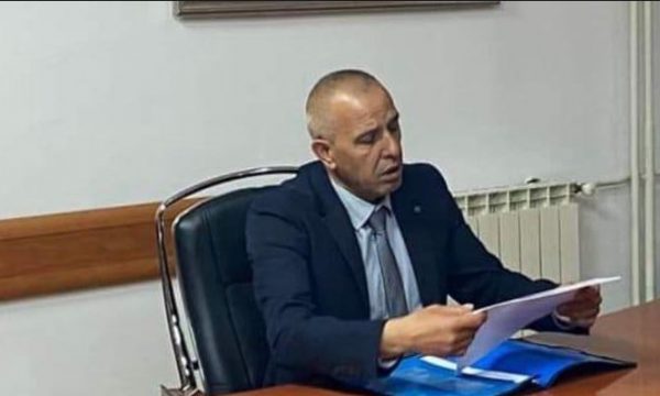 Izmir Zeqiri pas dorëzimit të detyrës në Zubin-Potok: Kryetari i ri i lëvizi simbolet e republikës brenda zyrës