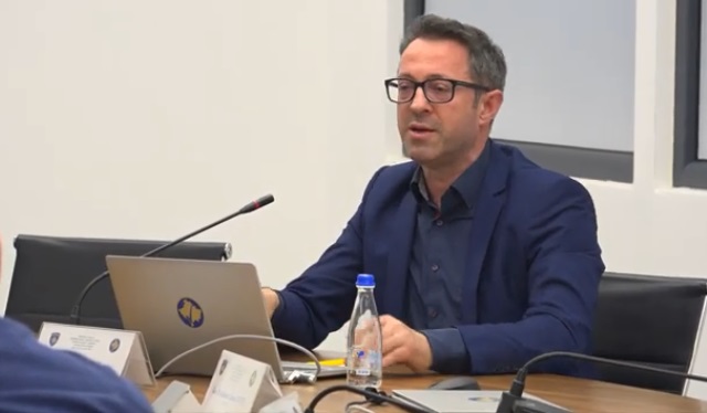 Haradinaj qau teksa pa videon e nënës Rukë të vajtoj vëllezërit e tij, Krasniqi thotë se këta lot “e mallkojnë” atë