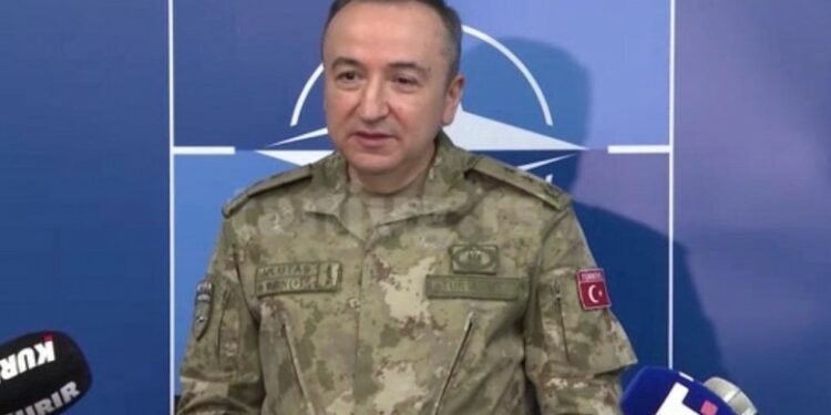 Komandanti i KFOR-it viziton Beogradin, flet për sigurinë në rajon