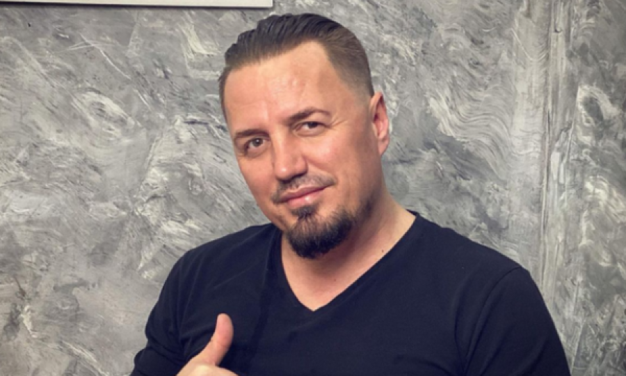 Blero kapet mat me të dashurën e re në një mbrëmje festive