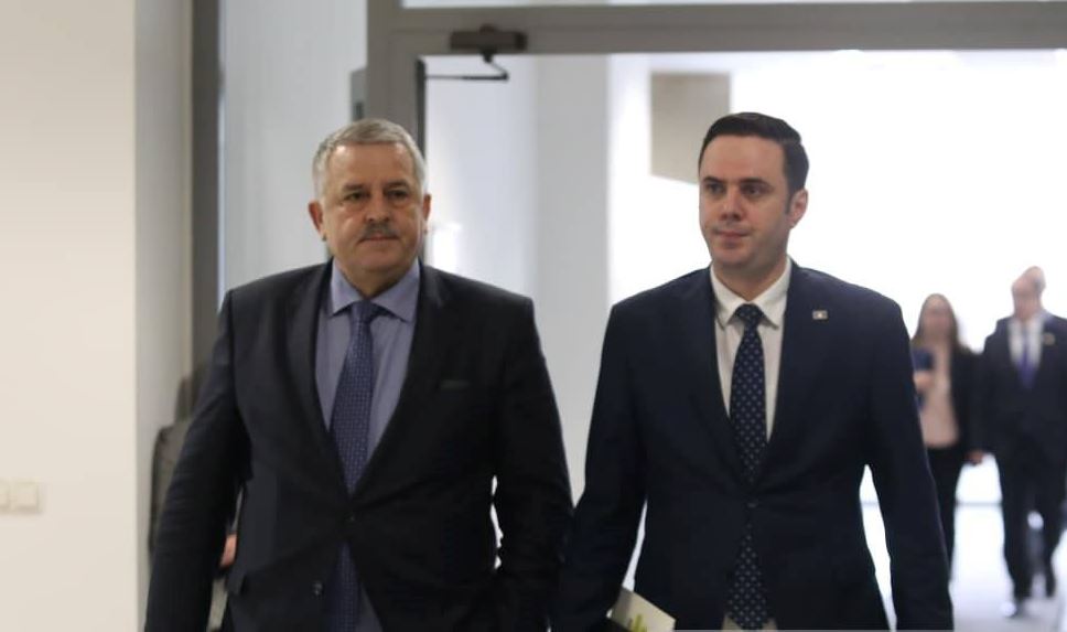 Hipokrizia e Lumir Abdixhikut: E eliminoi dy herë radhazi nga lista për deputet, por pak ditë para zgjedhjeve lavdëron Agim Veliun