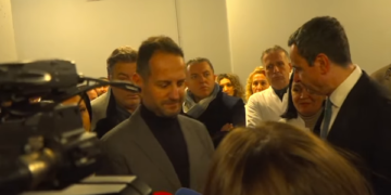 Përurimi në Onkologji të QKUK-Kurti pyetet pse në ditën e parë të fushatës, shmang gazetaren dhe largohet
