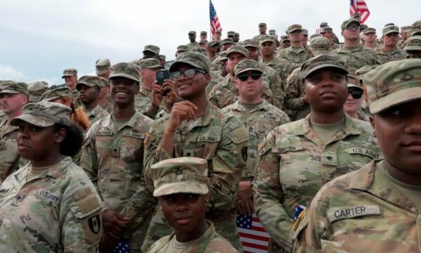 Trump i jep çdo ushtari amerikan nga 1 mijë e 776 dollarë