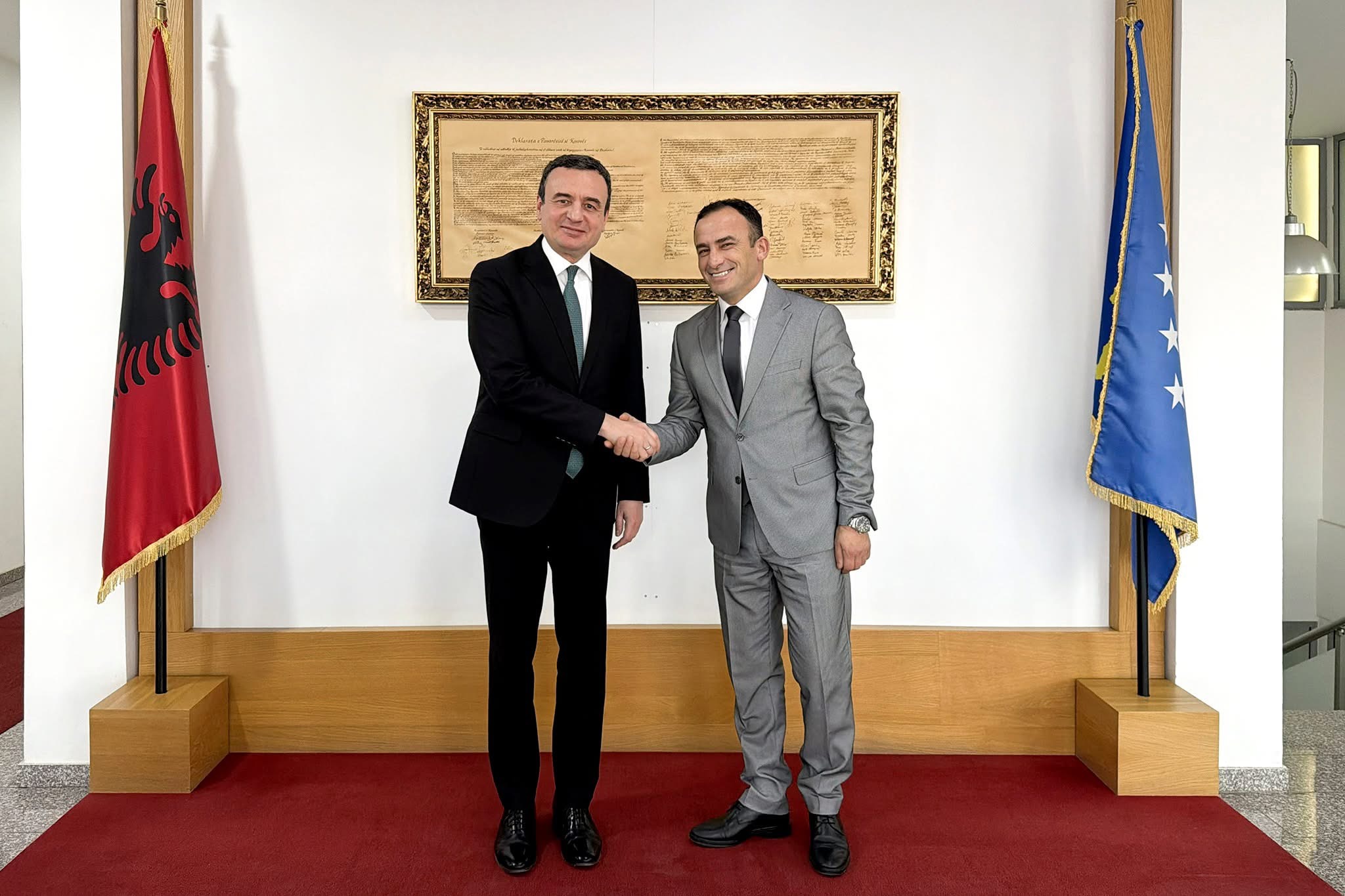 Albin Kurti viziton kryetarin e Obiliqit Halil Thaçin