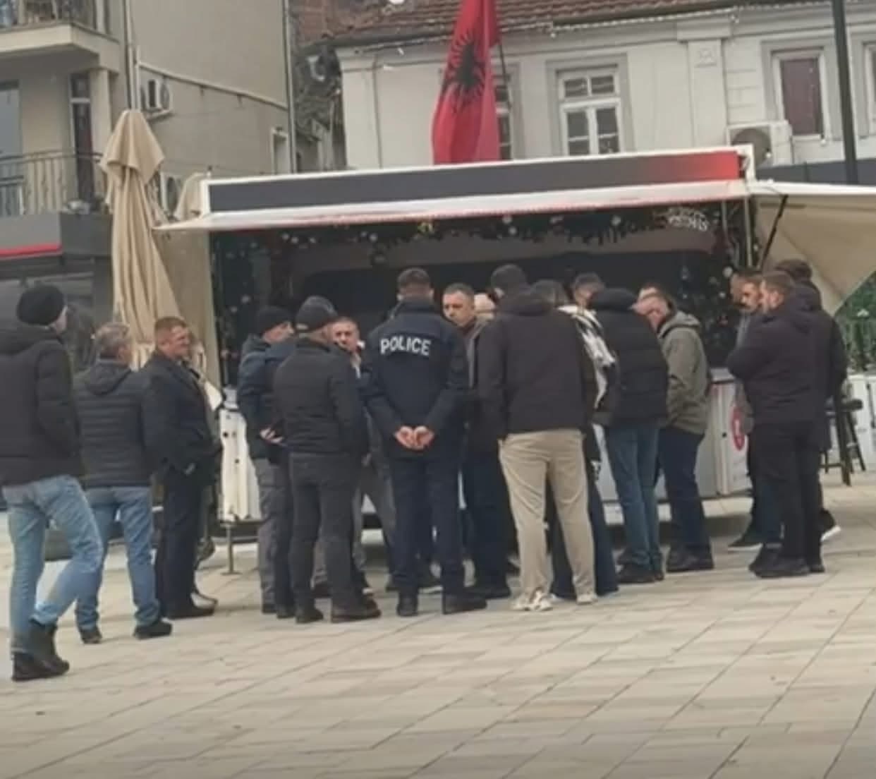 VV vendos kioske pa leje në sheshin e Suharekës, reagon Policia