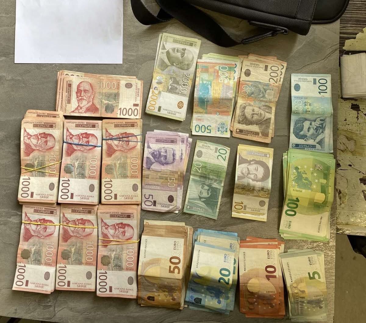 Dogana kap një mal me dinarë në Jarinje, i konfiskon