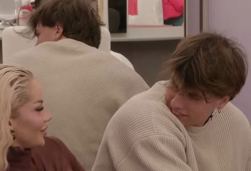 Klodi hedh Benitën në pishinë, banorja mezi noton (VIDEO)