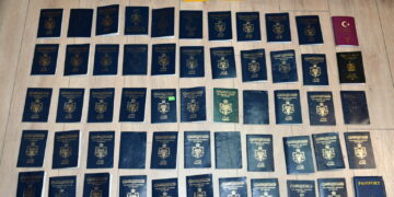 Policia e Kosovës dhe AKI arrestojnë dy të dyshuar për kontrabandim me migrantë, sekuestrohen 53 pasaporta