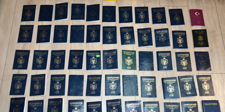 Policia e Kosovës dhe AKI arrestojnë dy të dyshuar për kontrabandim me migrantë, sekuestrohen 53 pasaporta