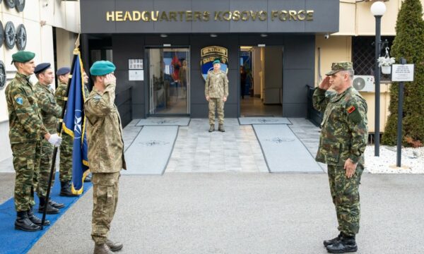 Komandanti i KFOR’it pret shefin e ushtrisë shqiptare, flasin për sigurinë në Kosovë e rajon