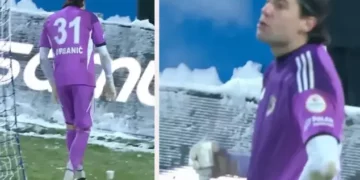 Ishte -10 gradë, portieri i ekipit turk pi çaj gjatë ndeshjes për t’u ngrohur