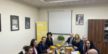 Kurti e Rizvanolli shkojnë për vizitë në Postën e Kosovës