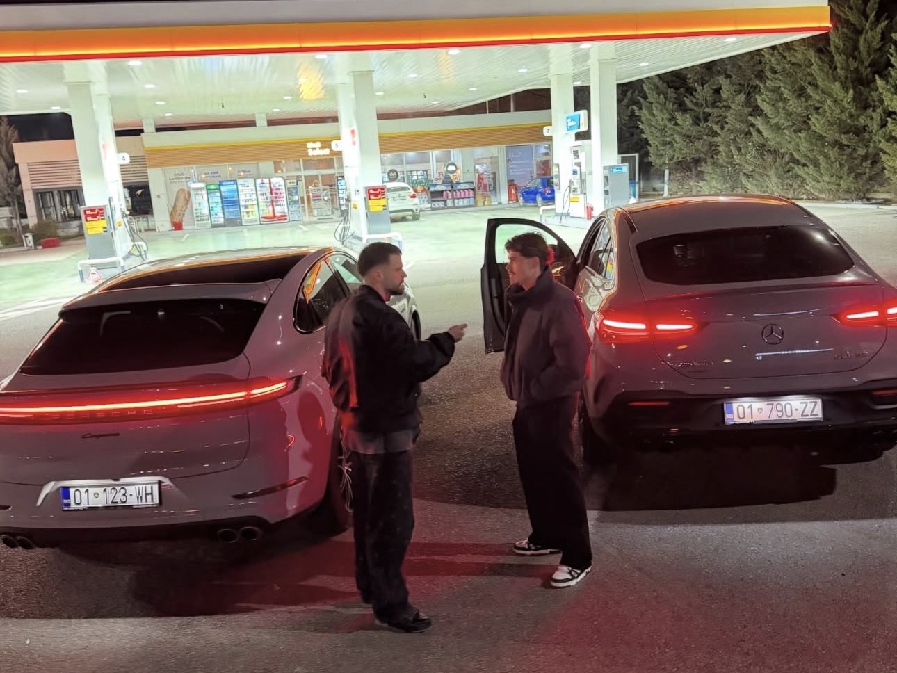 Jashari dhe Muja takohen në Kosovë dhe prezantojnë veturat luksoze