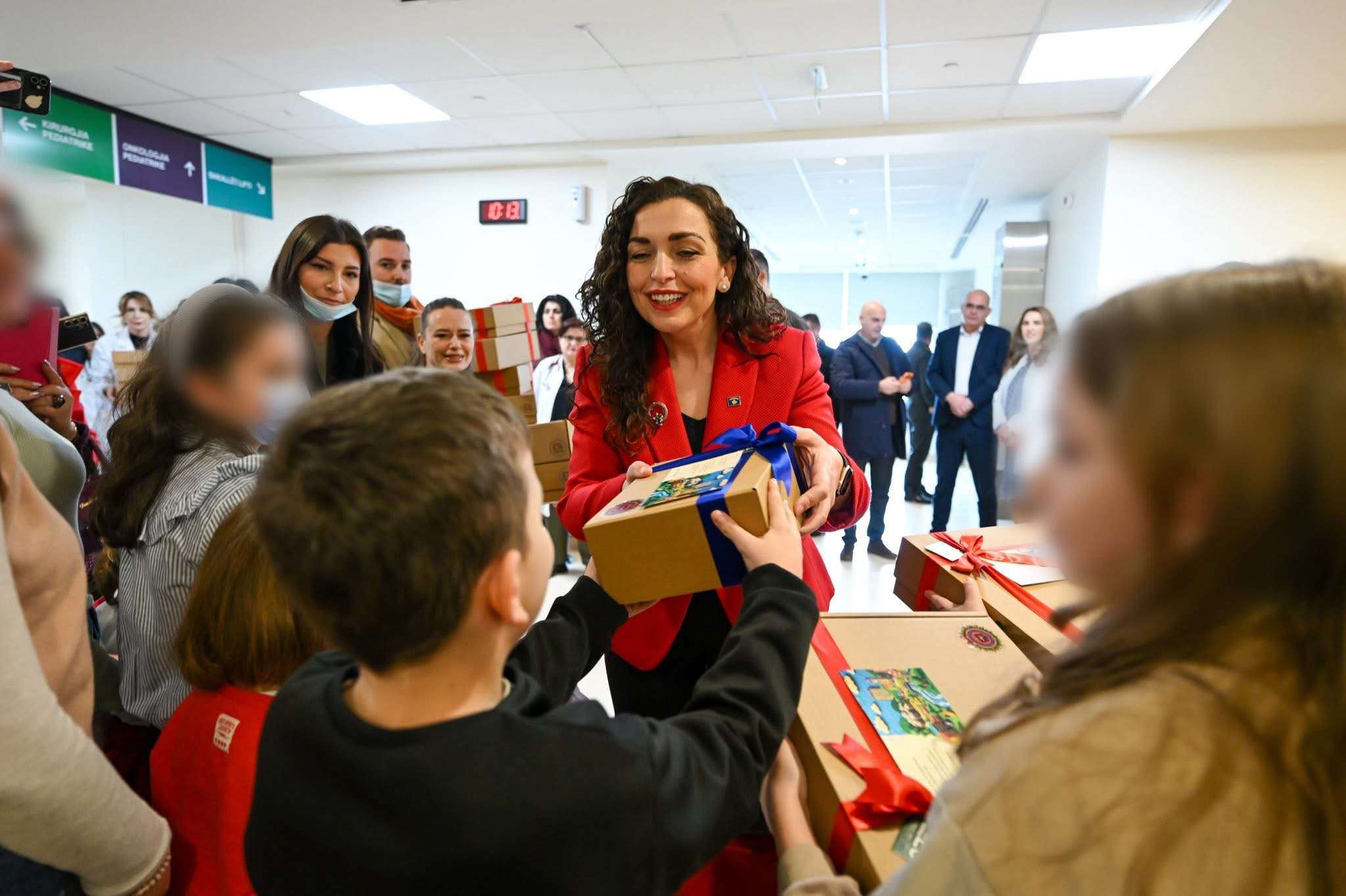 Presidentja u dërgon dhurata fëmijëve në repartin e hemato-onkologjisë