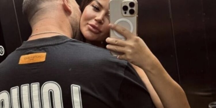 Më të afërt se kurrë, Santiana dhe Patrisi kapen bashkë