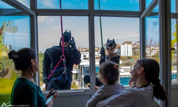Superheronjtë zbresin sot në QKUK me dhurata dhe buzëqeshje për fëmijët