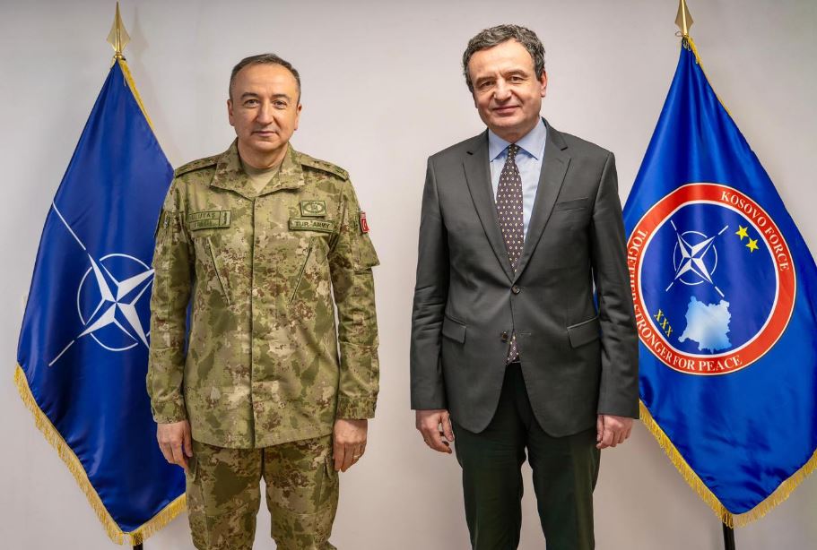 Komandanti i KFOR-it e pret në takim Kurtin, mësohet çka u bisedua në takim