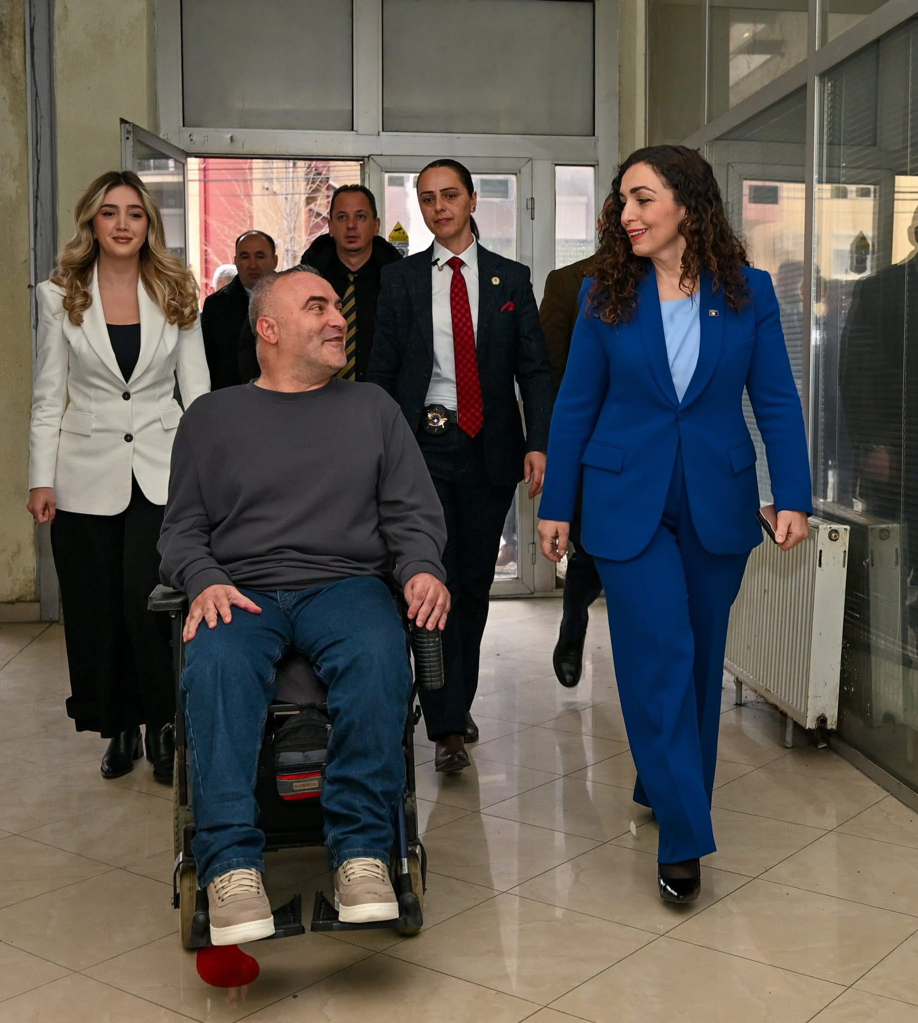 Osmani viziton “Handikos” në Ferizaj: Vlerat më të larta të një shoqërie maten me mënyrën si i trajtojmë ata që kanë më së shumti nevojë për mbështetje