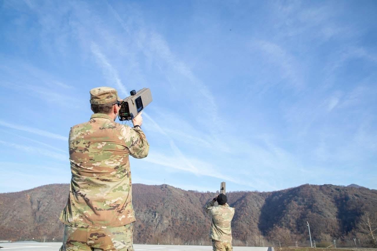 Ushtarët amerikanë trajnohen për gjurmimin dhe rrëzimin e dronëve, KFOR tregon se si funksionon sistemi