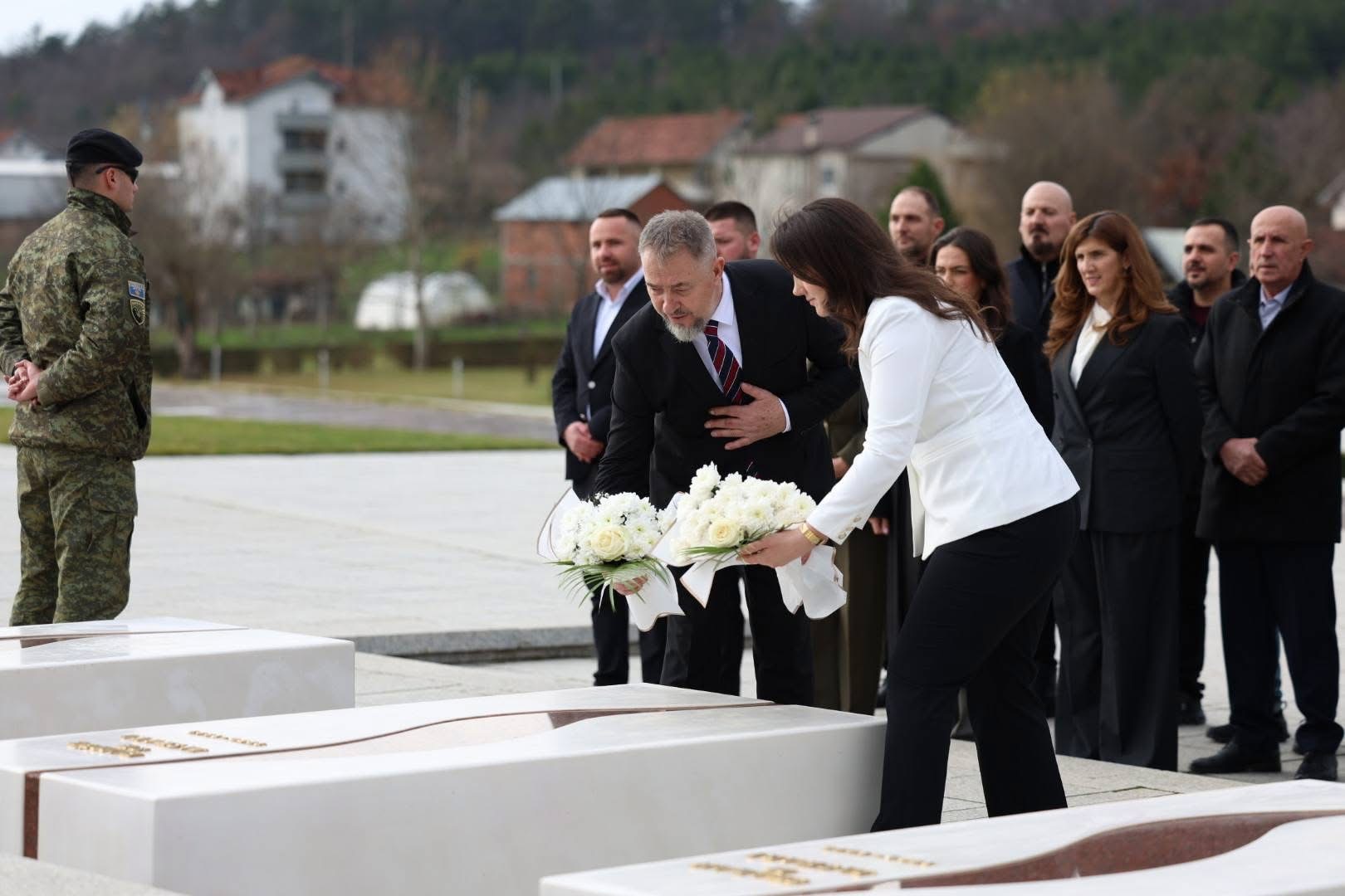 Pas marrjes së detyrës, Sami Lushtaku bashkë me deputetë e bashkëpuntorë bëjnë homazhe në Kompleksin “Adem Jashari”