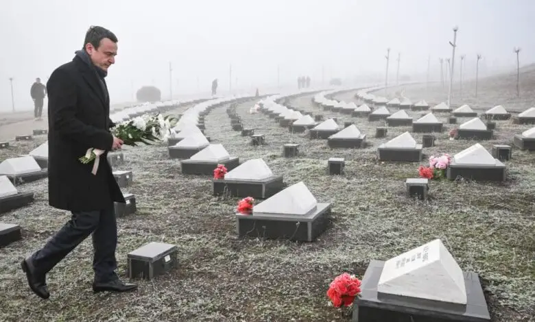 Kurti bën homazhe për Mujë Krasniqin dhe dëshmorët tjerë në Marinë