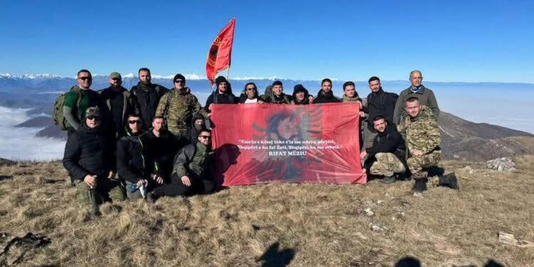 “Nuk u koriten por me pushkë qiten dhe u flijuan për atdhe”: Mbahet Marshimi “Shtegu i Lirisë” në kujtim rënies së Mujë Krasniqit me 40 dëshmorë të tjerë