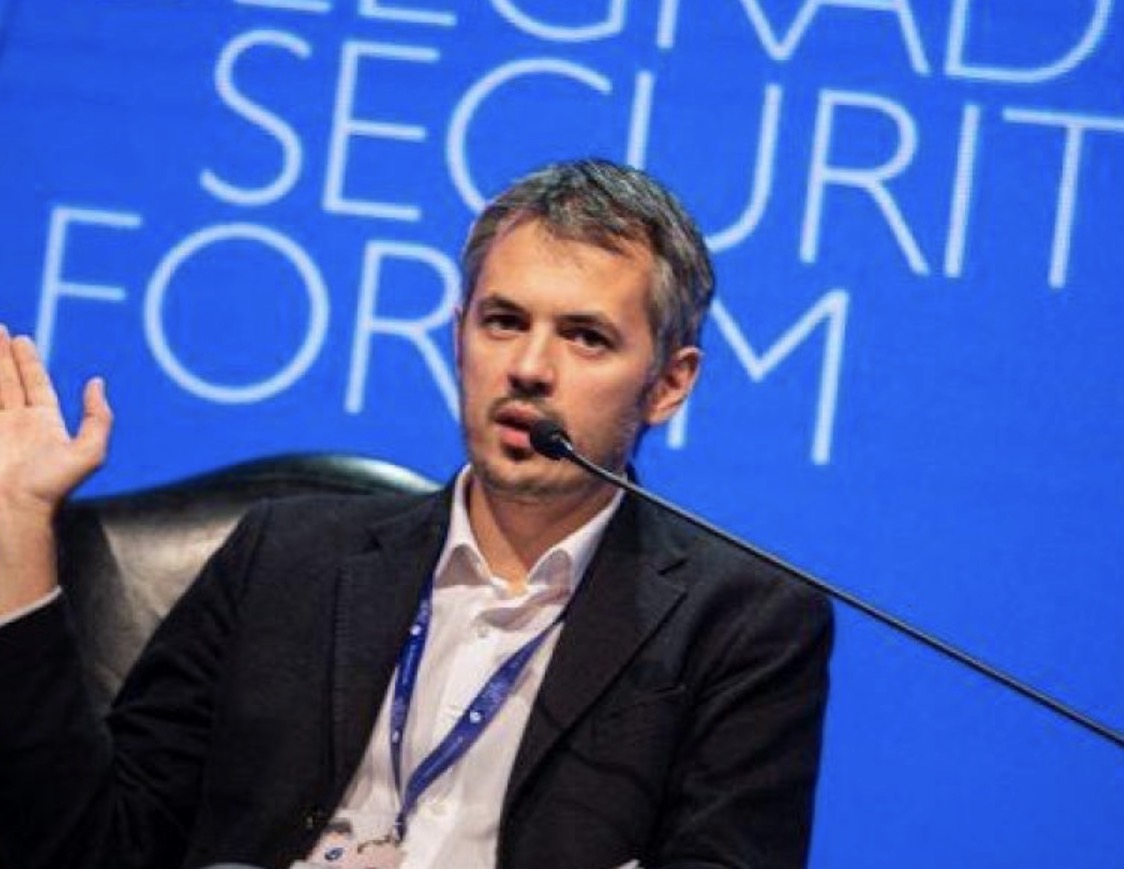 Maliqi  Aftësia e Kurtit për të prodhuar mashtrime optike është po aq e mahnitshme sa uria e publikut për t i besuar ato