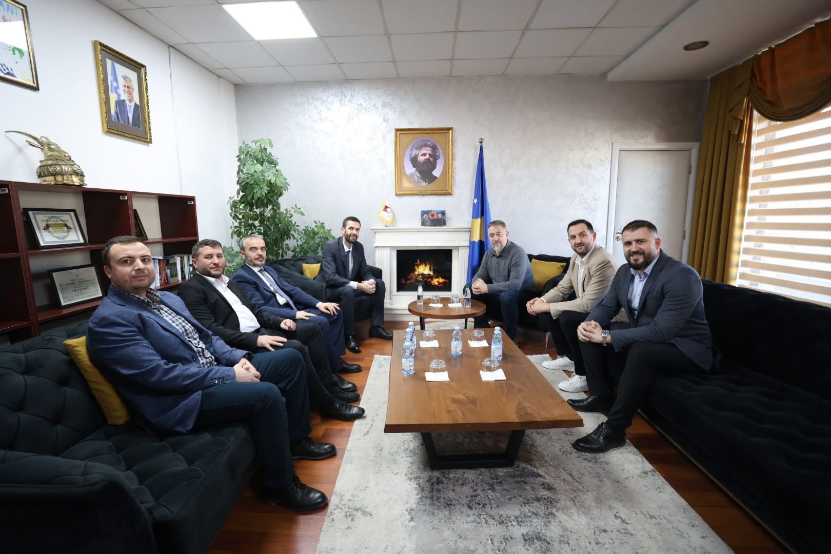 Lushtaku priti në takim disa kandidatë për deputetë nga PDK: Me profesionalizmin e tyre do të jenë zëri i duhur në Kuvend