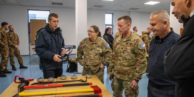 KFOR forcon sigurinë e Prishtinës: Dhuron pajisje të reja zjarrfikësve për reagim më të shpejtë ndaj emergjencave